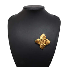 将图像加载到图库查看器中，CHANEL CC Logo Four Leaf Brooch Gold Metal
