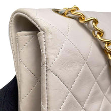 将图像加载到图库查看器中，CHANEL Matelasse ChainShoulder Bag White Lambskin
