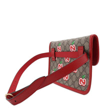 将图像加载到图库查看器中，GUCCI Apple GG Supreme Repom Waist Bag Beige/Red625233 PVC Leather
