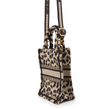 将图像加载到图库查看器中，Dior Leopard Book Tote Mini Vertical Bag Beige/Black S5555CRHM Canvas
