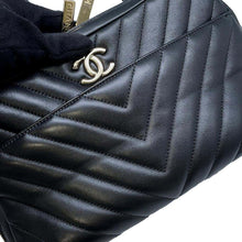 将图像加载到图库查看器中，CHANEL Trendy Bowling Bag With Logo Black Lambskin
