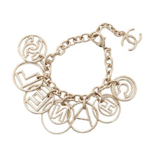 将图像加载到图库查看器中，CHANEL CC Logo/Logo Circle Bracelet Champagne Gold Metal
