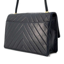 将图像加载到图库查看器中，CHANEL Vintage Chevron Shoulder Bag Black Lambskin
