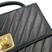 将图像加载到图库查看器中，CHANEL Vintage Chevron Shoulder Bag Black Lambskin
