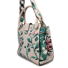 将图像加载到图库查看器中，BURBERRY Flower Buckle Tote Jasmin Flower4042346 Leather
