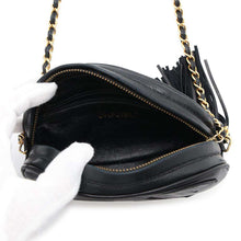 将图像加载到图库查看器中，CHANEL CC Logo Tassel ChainShoulder Bag Black Lambskin
