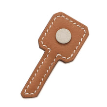 将图像加载到图库查看器中，HERMES Key motif pin badge Gold Swift Leather Metal
