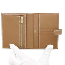 将图像加载到图库查看器中，HERMES Bean compact Gold Epsom

