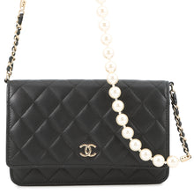 将图像加载到图库查看器中，CHANEL Pearl Chain Wallet BlackAP2579 Lambskin
