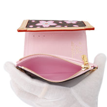 将图像加载到图库查看器中，LOUIS VUITTON LV × TM Portefeuille Victorine Sakura BrownM13427 Monogram Cherry Blossom
