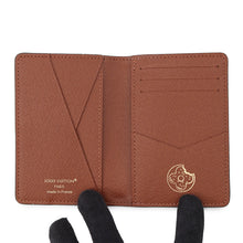 将图像加载到图库查看器中，LOUIS VUITTON Card Case Organizer - De Poche ChocolateM28282 Monogram Donut Canvas
