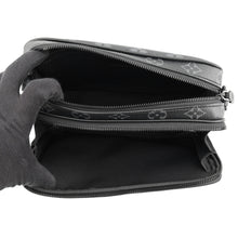 将图像加载到图库查看器中，LOUIS VUITTON Alpha Messenger Shoulder Bag NoirM46955 Monogram Eclipse
